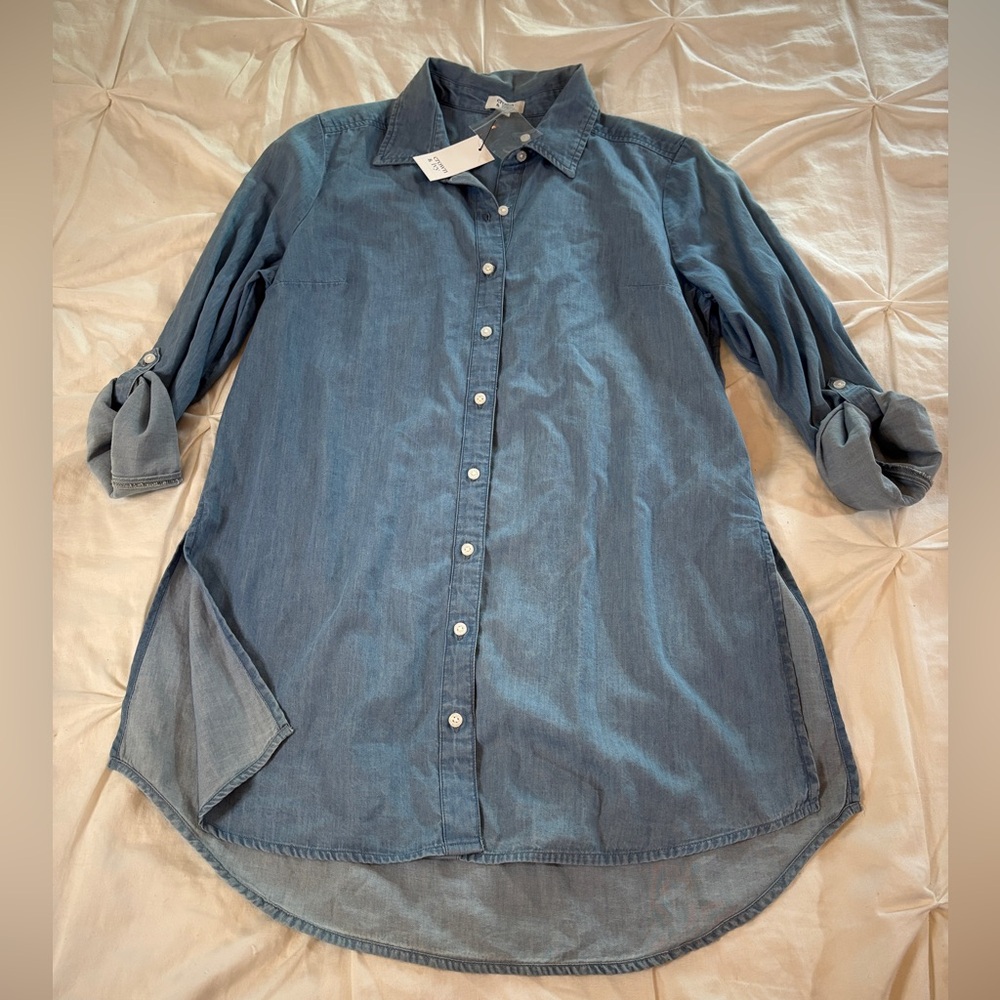 Women’s Crown & Ivy Light Wash Blue Denim Blouse Size Medium NWT